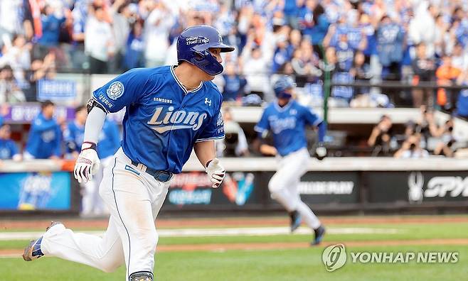 삼성 김영웅 '좋았어!' (대전=연합뉴스) 김인철 기자 = 19일 대전한화생명 볼파크에서 열린 2025 프로야구 KBO리그 포스트시즌 플레이오프 2차전 삼성 라이온즈와 한화 이글스의 경기. 3회초 1사 2, 3루 삼성 김영웅이 2타점 적시타를 치고 1루로 향하고 있다. 2025.10.19 yatoya@yna.co.kr