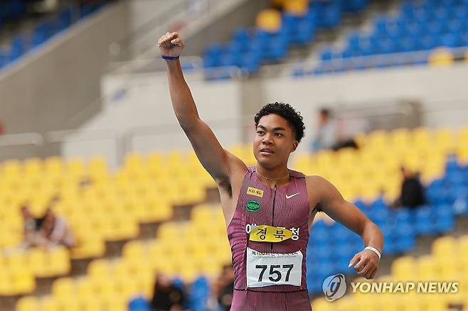 내가 1등이다 (부산=연합뉴스) 신현우 기자 = 19일 부산 아시아드주경기장에서 열린 제106회 전국체육대회 육상 남자 100m 결승에서 우승한 나마디 조엘진(예천군청)이 기록을 확인한 뒤 손을 들어올려 보이고 있다. 2025.10.19 nowwego@yna.co.kr