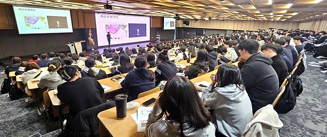 ▲ 함현고등학교 학생들이 서울대학교와 함께하는 '자연과학 특강'에서 강의를 듣고 있다. /사진제공=함현고등학교