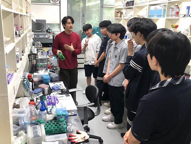 ▲ 함현고등학교 '이그니션 동아리'가 서울대학교를 방문한 모습. /사진제공=함현고등학교