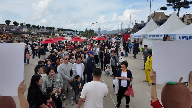 2025 보은대추축제 지난 첫 주말에 관광객이 인산인해를 이루었다. 사진은 관광객들이 참여형 이벤트에 참가하는 모습