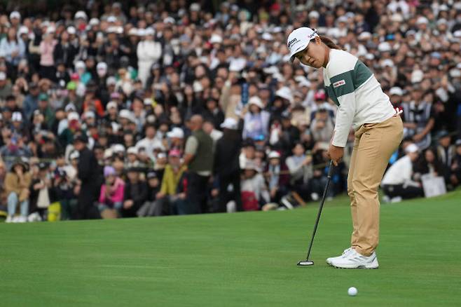 하타오카 나사의 퍼트를 수많은 갤러리가 지켜보고 있다.(사진=AP/뉴시스)