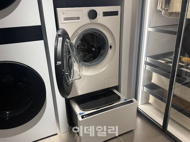 15일 서울 강남구 논현동에 오픈한 프리미엄 빌트인 가전 브랜드 ‘SKS’ 쇼룸에 LG전자가 출시할 예정인 일체형 세탁·건조기 ‘LG 트롬 AI 워시콤보 컴팩트’가 전시돼 있다.(사진=공지유 기자)