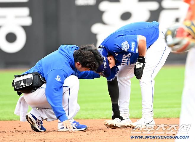 19일 대전한화생명볼파크에서 열린 삼성과 한화의 PO 2차전. 3회초 무사 1,2루 김성윤 타석�� 2루주자 류지혁이 우측 발목 상태를 점검하고 있다. 대전=허상욱 기자wook@sportschosun.com/2025.10.19/