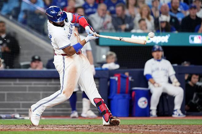 토론토 블루제이스 블라디미르 게레로 주니어가 20일(한국시각) 로저스센터에서 열린 시애틀 매리너스와의 ALCS 6차전서 8회말 안타를 터뜨리고 있다. AFP연합뉴스