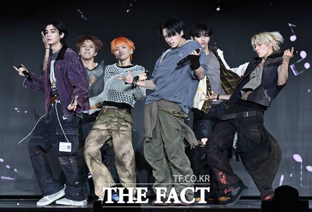 그룹 보이넥스트도어가 20일 오후 서울 강서구 KBS 아레나에서 열린 다섯 번째 미니 앨범 'The Action' 미디어 쇼케이스에 참석해 타이틀곡 'Hollywood Action' 무대를 선보이고 있다. 이들은 팬들이 듣고 싶고 공감하는 음악을 목표로 밝혔다./이새롬 기자