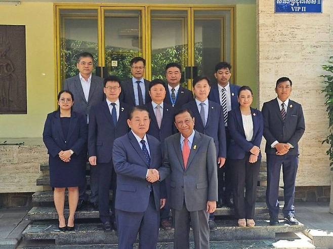 김병주 더불어민주당 최고위원은 캄보디아 범죄 단지에 2개월 동안 감금된 20대 한국 남성 3명이 현지 경찰과 협조해 구출했다고 밝혔다. 김병주 페이스북