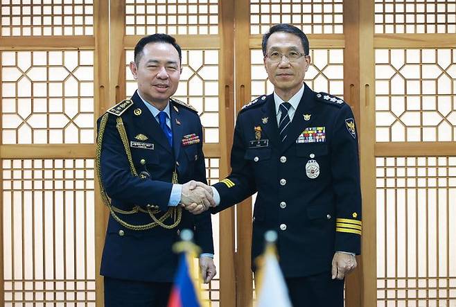 유재성 경찰청장 직무대행과 찌어 뻐우 캄보디아 경찰청 차장이 20일 서울 서대문구 경찰청에서 한국인을 대상으로 한 스캠(온라인 사기) 범죄 대응과 코리안데스크(한인 사건 전담 경찰관) 설치 방안 등을 논의하기 앞서 기념촬영 하고 있다.ⓒ경찰청