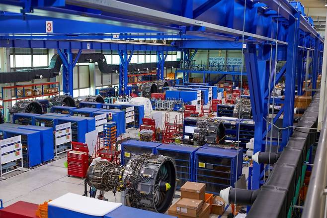 경기 김포시 김포항공산업단지 내 GE에어로스페이스의 엔진정비사업법인 ‘온윙서포트 코리아’ 전경. 보잉 737과 에어버스 320에 장착되는 ‘LEAP’ 엔진이 줄지어 늘어서 있다. GE에어로스페이스 제공