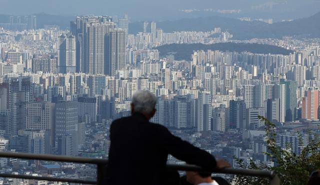 서울 전역과 경기도 일부 지역을 대상으로 토지거래허가구역 시행을 하루 앞둔 19일 한 시민이 서울 남산에서 아파트 단지를 바라보고 있다. 뉴스1