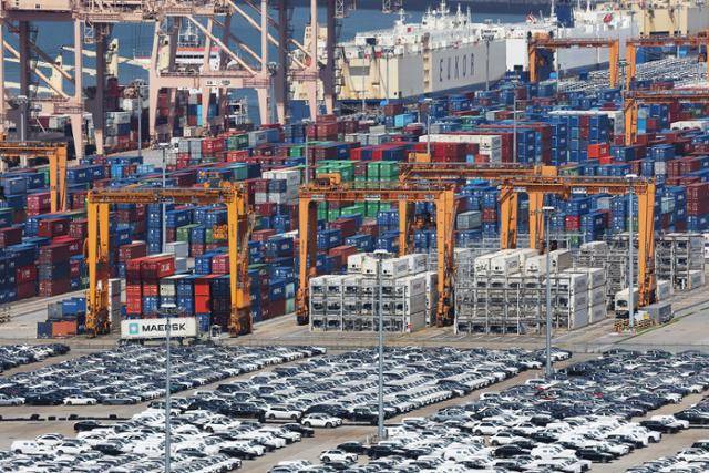 8월 24일 경기 평택항에 컨테이너가 쌓여 있다. 기획재정부는 올해와 내년 실질 국내총생산(GDP)이 각각 0.9%, 1.8% 성장할 것으로 이날 전망했다. 연합뉴스