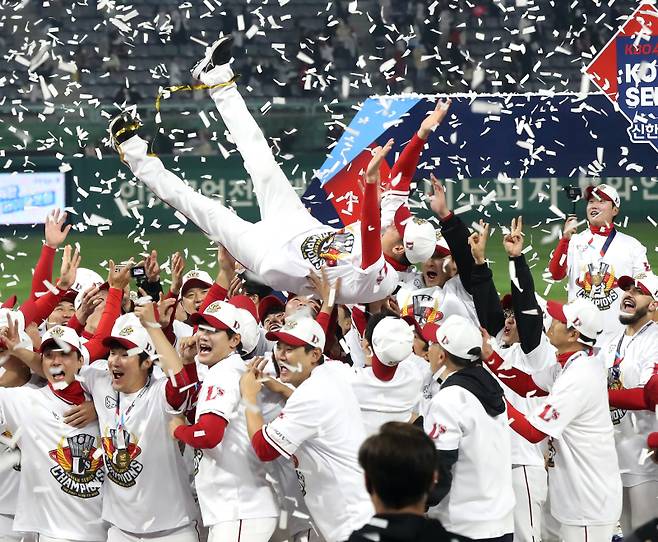 김원형 감독이 2022년 한국시리즈 우승 후 헹가래를 받고 있다. IS 포토