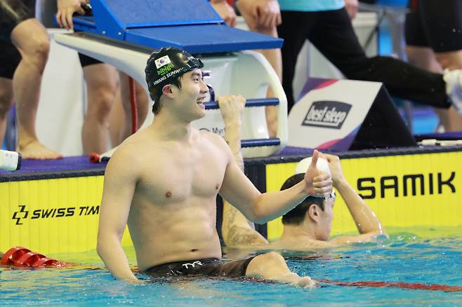 <yonhap photo-4427=""> 전국체전 계영 800m 금메달 딴 황선우 (부산=연합뉴스) 신현우 기자 = 19일 부산 아시아드주경기장에서 열린 제106회 전국체육대회 수영 남자 계영 800m에서 황선우(강원도청)가 1위로 레이스를 마친 뒤 기뻐하고 있다. 2025.10.19 nowwego@yna.co.kr/2025-10-19 18:29:44/ <저작권자 ⓒ 1980-2025 ㈜연합뉴스. 무단 전재 재배포 금지, AI 학습 및 활용 금지></yonhap>