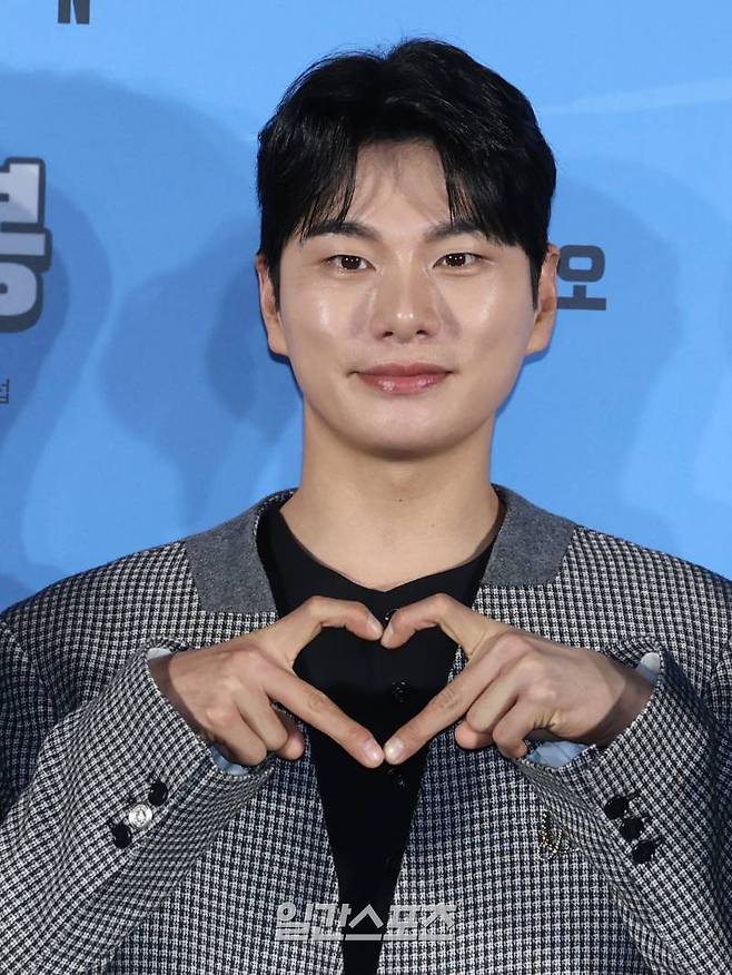 배우 이이경이 27일 오전 서울 용산구 용산CGV아이파크몰에서 열린 영화 '히트맨2' 제작보고회에서 포즈를 취하고 있다. '히트맨2'는 대히트 흥행 작가에서 순식간에 ‘뇌절작가’로 전락한 ‘준’이 야심 차게 선보인 신작 웹툰을 모방한 테러가 발생하고, 하루아침에 범인으로 몰리면서 벌어지는 코믹 액션 영화이다. 내달 1월 22일 개봉. 서병수 기자 qudtn@edaily.co.kr /2024.12.27/