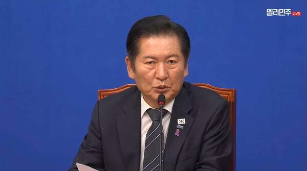 ▲정청래 더불어민주당 대표가 20일 언론개혁특위 허위조작근절법 발표 자리에서 인사말을 하고 있다. 사진=더불어민주당 영상 갈무리