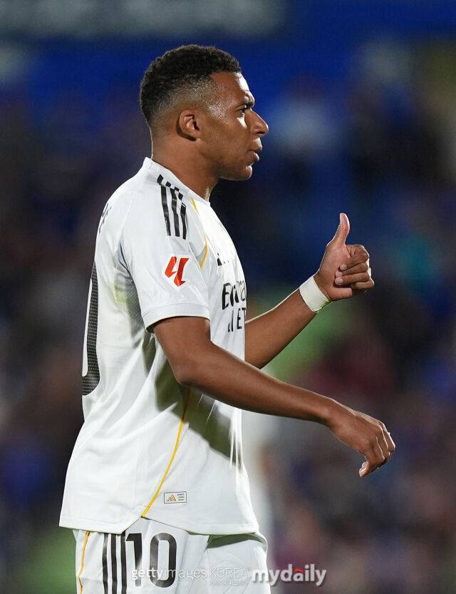 골을 터뜨리고 엄지손가락을 치켜세우는 음바페. /게티이미지코리아