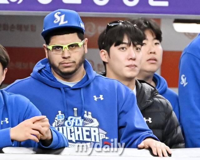 18일 오후 대전광역시 중구 대전 한화생명볼파크에서 진행된 '2025 프로야구 KBO리그 포스트시즌' 플레이오프(PO) 1차전 한화이글스와 삼성라이온즈의 경기. 삼성 후라도와 원태인이 경기를 지켜보고 있다./대전=송일섭 기자 andlyu@mydaily.co.kr