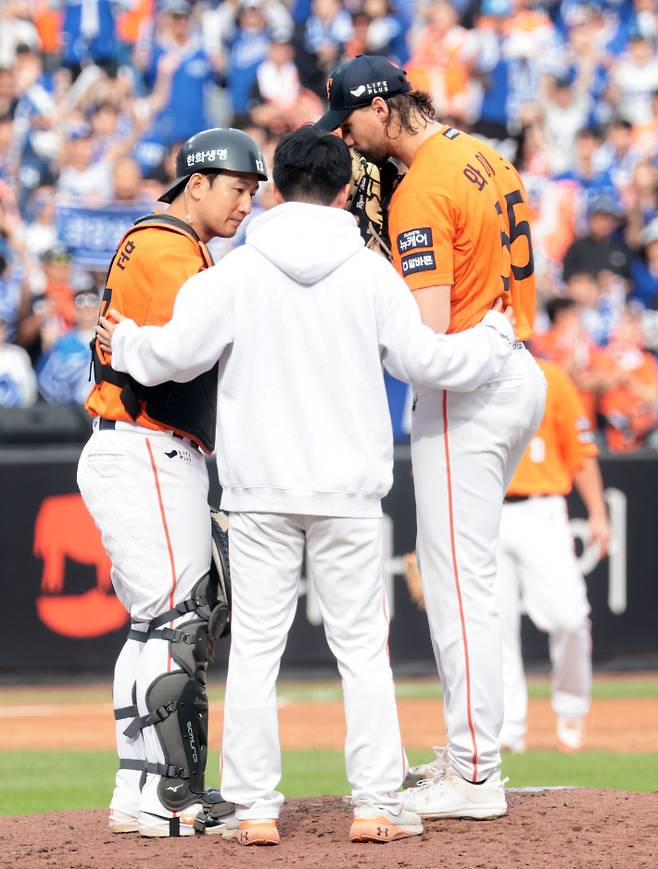 19일 대전 한화생명 볼파크에서 열린 2025 프로야구 KBO리그 포스트 시즌 플레이오프 2차전 삼성 라이온즈와 한화 이글스의 경기. 한화 선발 와이스가 포수 최재훈과 대화를 나누는 모습. 연합뉴스