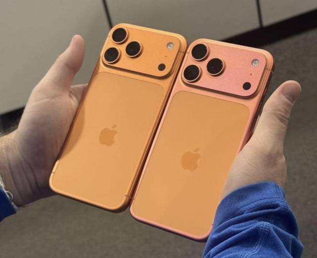 아이폰 17 프로 코스믹 오렌지 색상(왼쪽) 정상 모델과 변색된 모델. 페이스북 갈무리
