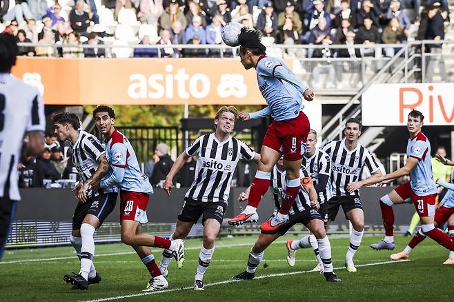 페예노르트 우에다가 19일 헤라클레스전에서 코너킥 상황에서 헤더를 하고 있다. EPA연합뉴스