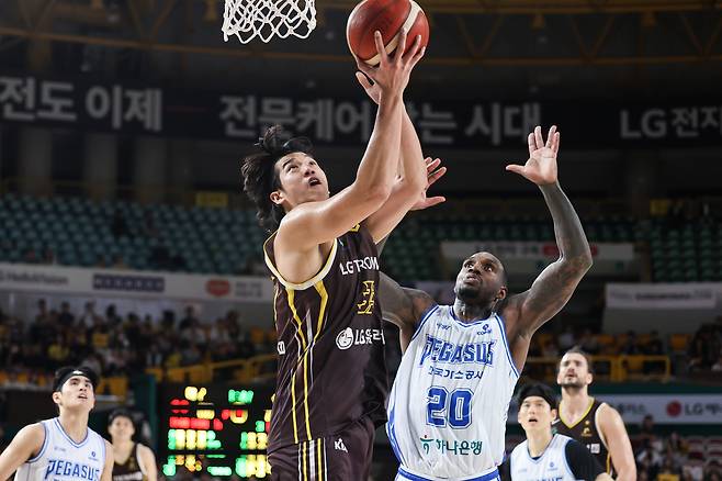슛하는 LG 칼 타마요. KBL 제공