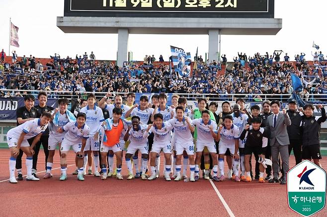 프로축구 K리그2 인천 유나이티드 선수들이 19일 안산와스타디움에서 열린 안산 그리너스전 1-0 승리 후 기념 사진을 촬영하고 있다. /사진=한국프로축구연맹 제공
