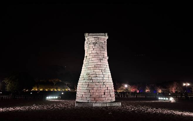 국가유산청과 경주시가 10억 원을 들여 ‘첨성대 미디어아트’ 개막 첫날부터 시스템 오류로 멈춘 모습./독자 제공