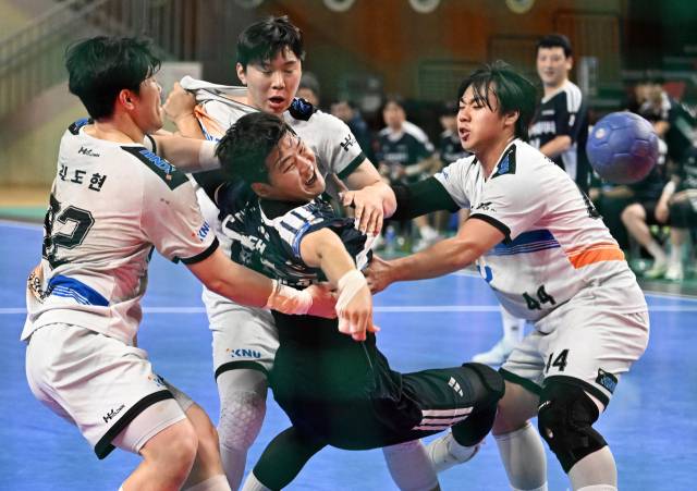 21일 부산광역시 스포원파크금정실내체육관에서 열린 ‘제106회 전국체육대회’ 핸드볼 남자일반부 경남 두산과 강원 강릉대의 경기에서 두산 김태웅(가운데)이 슛을 시도하고 있다./성승건 기자/