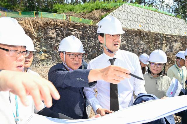 최재훈 군수가 현장을 직접 눈으로 확인하며 꼼꼼히 챙기고 있다. 달성군 제공