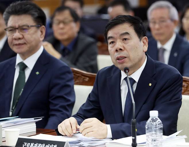 박종길 근로복지공단 이사장이 21일 울산 중구 근로복지공단 본사에서 열린 국회 기후에너지환경노동위원회의 고용노동부 산하기관 12곳에 대한 국정감사에 출석해 질의에 답변하고 있다.(사진=뉴스1)