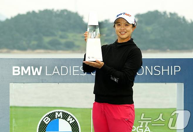 김세영이 19일 전남 해남 파인비치 골프링크스에서 열린 미국여자프로골프(LPGA) 투어 BMW 레이디스 챔피언십 2025 최종라운드에서 우승을 차지한 후 트로피를 들고 포즈를 취하고 있다. (BMW 레이디스 챔피언십 대회 조직위원회 제공. 재판매 및 DB 금지) 2025.10.19/뉴스1