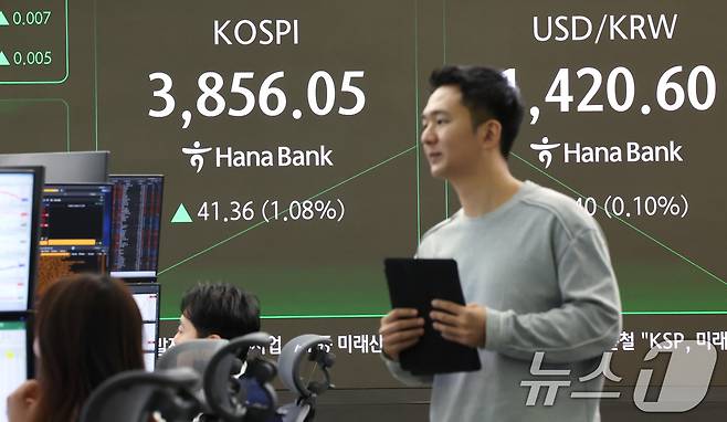 21일 오전 서울 중구 하나은행 딜링룸에 코스피 시황이 표시되고 있다. 2025.10.21/뉴스1 ⓒ News1 장수영 기자