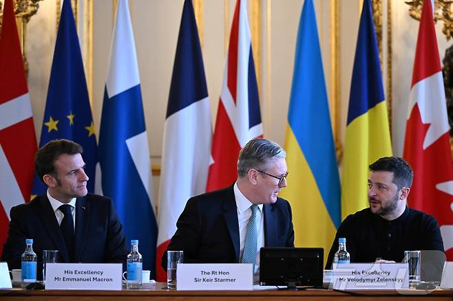 에마뉘엘 마크롱 프랑스 대통령(왼쪽부터), 키어 스타머 영국 총리, 볼로디미르 젤렌스키 우크라이나 대통령. 2025.03.02 ⓒ 로이터=뉴스1 ⓒ News1 이지예 객원기자