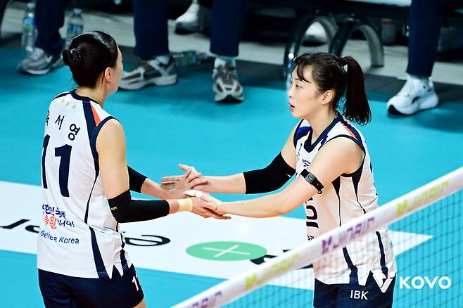 기업은행 육서영이 19일 장충체육관에서 열린 GS칼텍스전에서 황민경과 교체되고 있다. 제공 | 한국배구연맹
