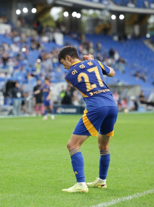 울산HD의 이청용이 18일 울산문수경기장에서 열린 ‘하나은행 K리그1 2025’ 33라운드 광주FC와 홈경기에서 후반 페널티킥 쐐기포를 넣은 뒤 골프 세리머니를 펼치고 있다. 사진 | 한국프로축구연맹