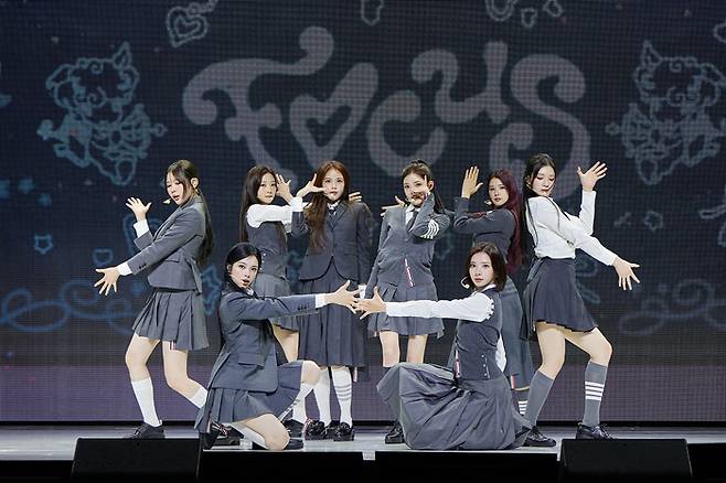 하츠투하츠가 지난 20일 세 번째 앨범 ‘포커스’ 쇼케이스에서 무대를 펼치고 있다. 사진 | SM엔터테인먼트