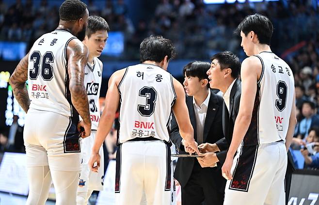 이상민 감독이 선수들에게 작전 지시를 내리고 있다. 사진 | KBL