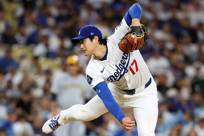 LA 다저스 오타니 쇼헤이가 NLCS 4차전 선발로 등판해 힘차게 공을 뿌리고 있다. AFP연합뉴스