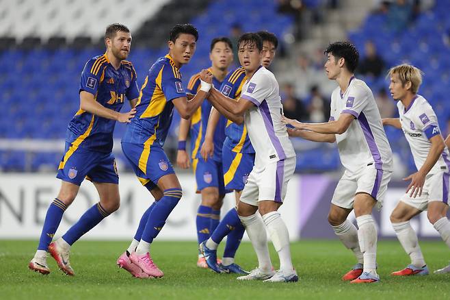울산문수축구경기장/ 2025-2026 AFC 챔피언스리그 엘리트/ ACLE/ 리그스테이지 3차전/ 울산HDFC vs 산프레체히로시마/ 울산 허율, 히로시마 김주성/ 경합/ 사진 김정수