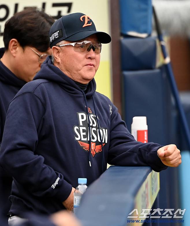 21일 대구 삼성라이온즈파크에서 열린 한화와 삼성의 플레이오프 3차전, 한화 김경문 감독이 훈련을 지켜보고 있다. 대구=허상욱 기자wook@sportschosun.com/2025.10.21/