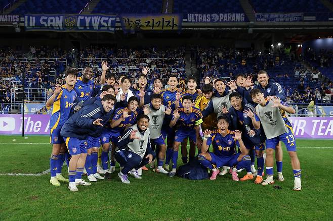 울산문수축구경기장/ 2025-2026 AFC 챔피언스리그 엘리트/ ACLE/ 리그스테이지 3차전/ 울산HDFC vs 산프레체히로시마/ 울산 단체/ 승리 사진/ 사진 김정수
