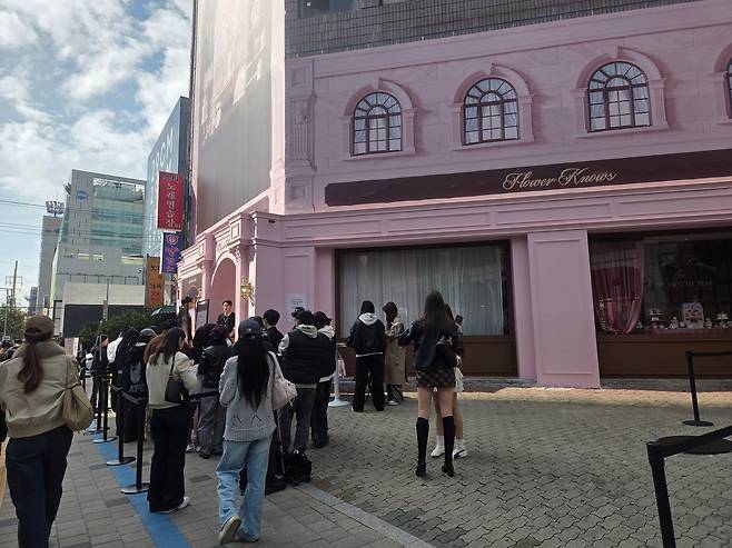 20일 오전 10시 50분 서울 성동구 성수동 중국 뷰티 브랜드 플라워노즈 팝업스토어에 입장하기 위해 모인 오픈런 인파./최효정 기자