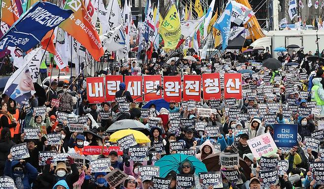 윤석열 즉각퇴진·사회대개혁 비상행동(비상행동)이 지난 4월5일 오후 서울 경복궁 동십자각에서 연 ‘승리의 날 범시민대행진’에서 참석자들이 민주주의 승리를 외치고 있다. 김경호 선임기자 jijae@hani.co.kr