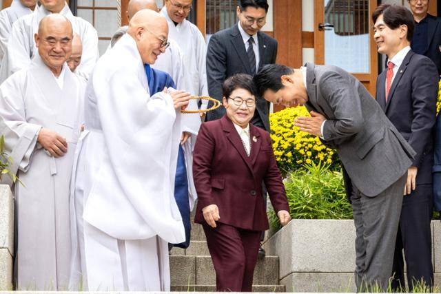 장동혁 국민의힘 대표가 21일 서울 강남구 봉은사를 찾아 대한불교조계종 총무원장 진우 스님을 예방해 환담을 마친 후 합장하며 인사하고 있다. 국회사진기자단