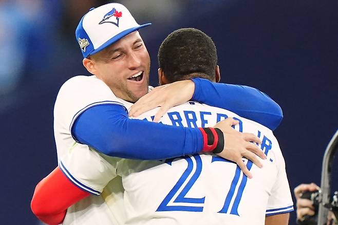 <yonhap photo-2810=""> Toronto Blue Jays' George Springer, left, and Vladimir Guerrero Jr., right, celebrate after defeating the Seattle Mariners in Game 7 of baseball's American League Championship Series in Toronto, Monday, Oct. 20, 2025. (Frank Gunn/The Canadian Press via AP) MANDATORY CREDIT/2025-10-21 12:36:48/ <저작권자 ⓒ 1980-2025 ㈜연합뉴스. 무단 전재 재배포 금지, AI 학습 및 활용 금지></yonhap>