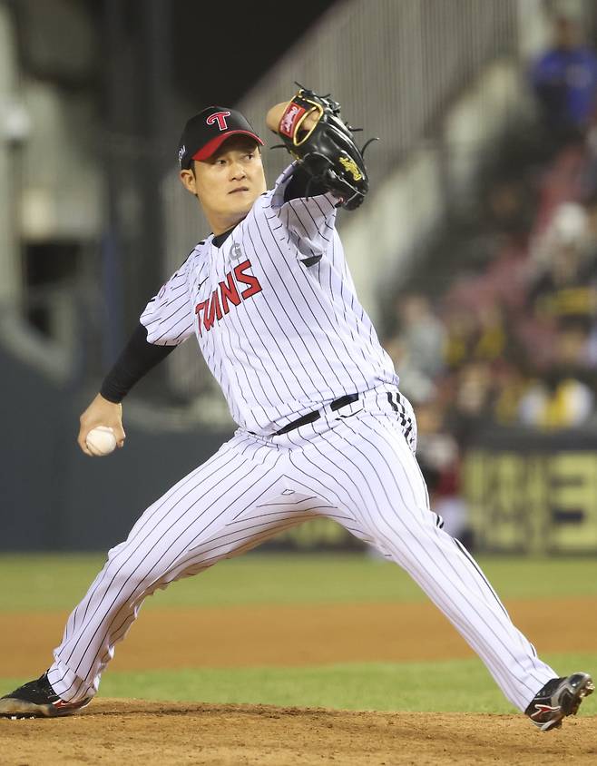 2025 KB0리그 프로야구 LG트윈스와 한화이글스의 경기가 25일 오후 서울 잠실야구장에서 열렸다. 9회초 김강률이 구원등판해 공을 던지고 있다. 잠실=김민규 기자 mgkim1@edaily.co.kr /2025.03.25/