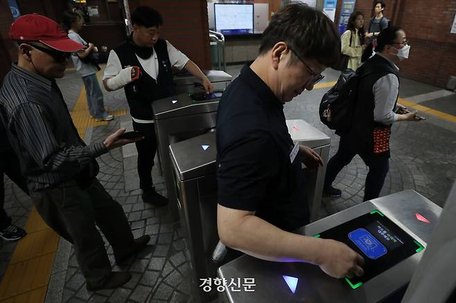 대중교통 월 15회 이상 이용 시 최대 60회까지 교통비를 일부 환급해주는 K-패스 시행 첫날인 지난해 5월1일 서울 중구 시청역에 시민들이 오가고 있다. 한수빈 기자