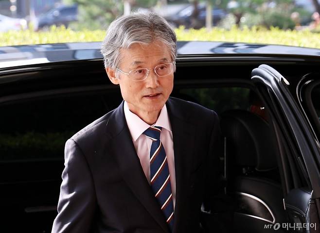 (서울=뉴스1) 구윤성 기자 = 조희대 대법원장이 20일 오전 서울 서초구 대법원으로 출근하고 있다. 2025.10.20/뉴스1 Copyright (C) 뉴스1. All rights reserved. 무단 전재 및 재배포, AI학습 이용 금지. /사진=(서울=뉴스1) 구윤성 기자