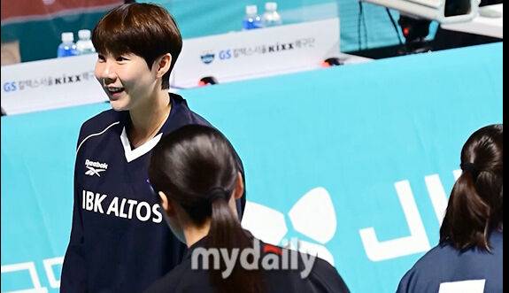 잇몸 미소를 지으며 한유미 해설위원에게 달려가는 이소영 / 동영상캡처.