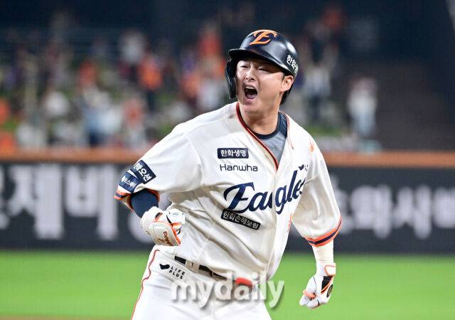 2025년 9월 26일 오후 대전 한화생명 볼파크에서 열린 '2025 신한 SOL뱅크 KBO 리그' LG 트윈스와 한화 이글스의 경기. 한화 이도윤이 7회말 1사 2.3루서 2타점 역전 적시타를 친 뒤 기뻐하고 있다./마이데일리